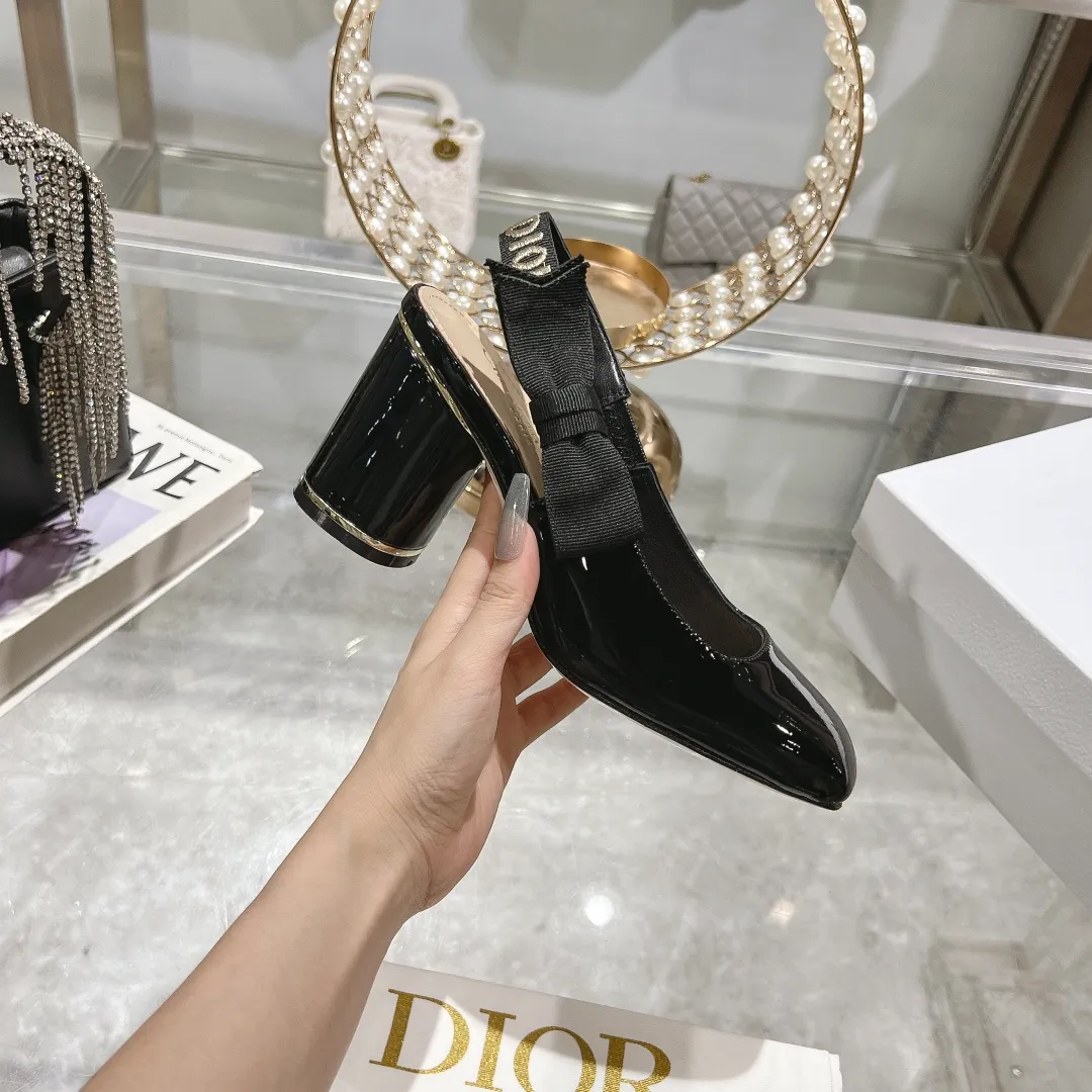 👟👟Ex-factory price 540👟👟Dior 2025 early spring new style Rhodes series women's sandals with special-shaped heel and empty back. Stars' same letter logo with electric embroidery process ➕Hardware buckle high-heeled women's shoes. The outside is decorated with butterflies 🦋knots for decoration, which makes the whole pair of shoes beautiful. 🌟Original development of top-end high-end version Material: imported patent leather upper, water-dyed sheepskin lining, foot pads + Italian leather outsole Heel height: 4cm 7.5cm Size: 35-41 standard code (40.41 customization is not returnable)